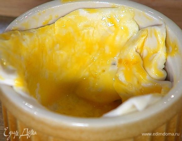 Часто наколоть тесто вилкой и смазать желтком. Накрыть формы фольгой, слегка утопив ее в центре, и отправить в разогретую духовку на 10 минут.