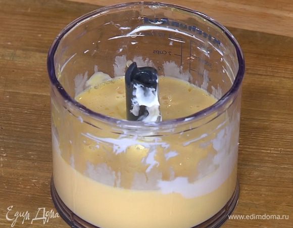 Яйца в чаше блендера соединить со сливочным сыром и взбить.