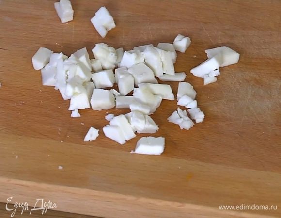 Козий сыр нарезать маленькими кубиками.