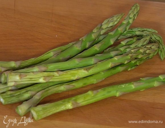 У спаржи удалить грубые черенки.