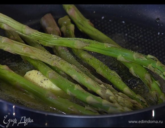 Приготовить начинку: разогреть в сковороде сливочное и оставшееся оливковое масло, выложить спаржу, посолить, поперчить и немного обжарить. Добавить листья розмарина и чеснок, все перемешать и еще немного обжарить.