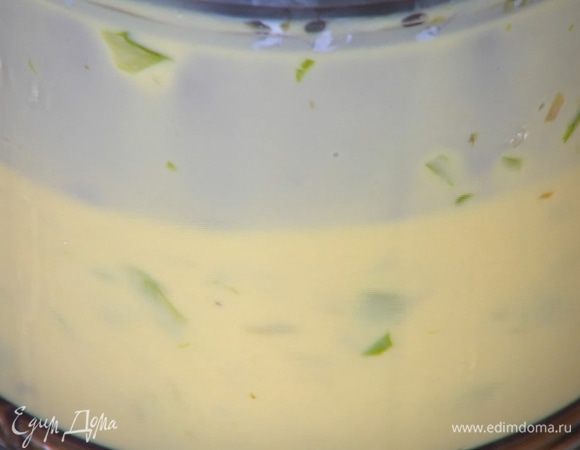 Обжаренную спаржу разрезать пополам — верхнюю часть отложить для украшения, а нижнюю разрезать еще раз пополам, отправить в блендер к яйцам с сыром и все измельчить, затем посолить и поперчить.