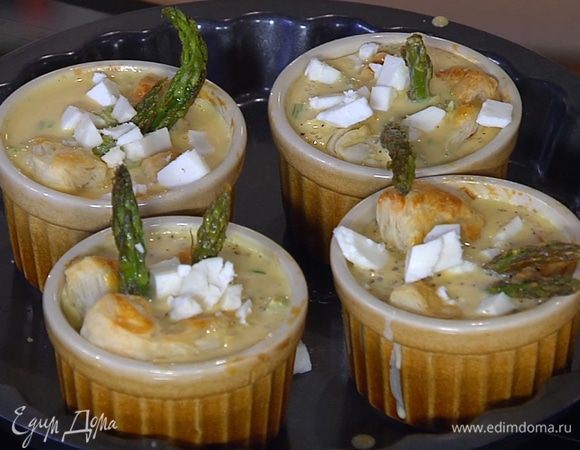 В  подпеченное тесто воткнуть кусочки спаржи, залить сливочно-яичной начинкой и посыпать нарезанным козьим сыром. 