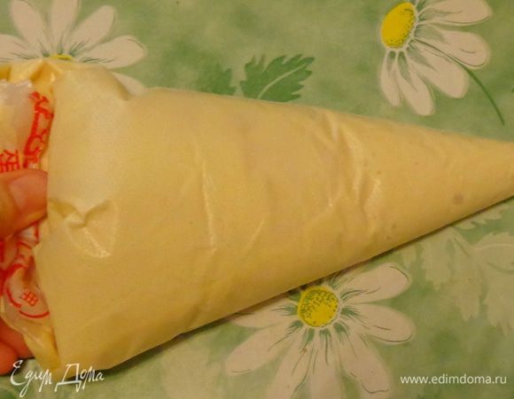 Перелить тесто в кулинарный мешок и сделать в нем отверстие в 1 мм. В следующий раз я попробую просто проколоть мешок иголочкой.