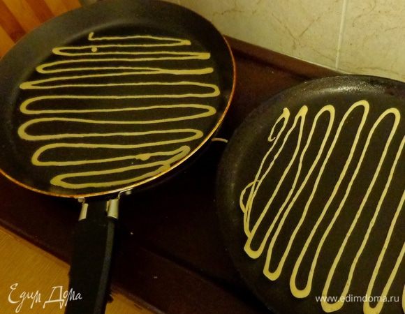 Раскалить сковороду (при сноровке - две сковороды), смазать немного растительным маслом и выдавливать на них тесто, рисуя тонкие линии.
Тесто печется очень быстро, старайтесь, чтобы оно не потемнело. Готовность видна сразу: по краям тесто начинает изгибаться.