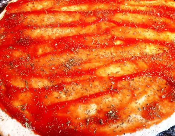 Намазать корж тосканским кетчупом или каким-то помидорным соусом, густо посыпать сухим базиликом, он не помешает, наоборот, пицца будет пахнуть Италией :-)