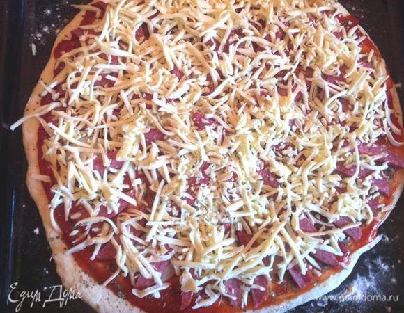 Поверх салями - тертый сулугуни.