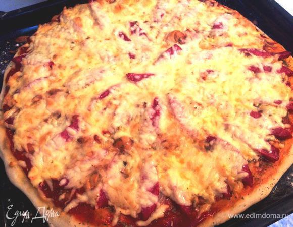 20 мин в разогретой на 200С духовке и вуаля - пицца с салями готова.
Маленький ароматный кусочек Италии в вашем доме :-)
Приятного аппетита :-)