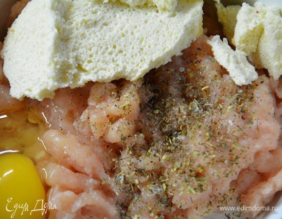 Куриную грудку освободить от костей и кожи и прокрутить на мясорубке. Булочку замочить в сливках, отжать и добавить к фаршу. Туда же добавить яйцо, прованские травы, перец и соль. Вымесить однородный фарш.