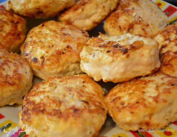 Мокрыми руками сформировать небольшие котлеты. Обжарить с двух сторон до золотистого цвета на среднем огне. Выложить котлеты на тарелку.