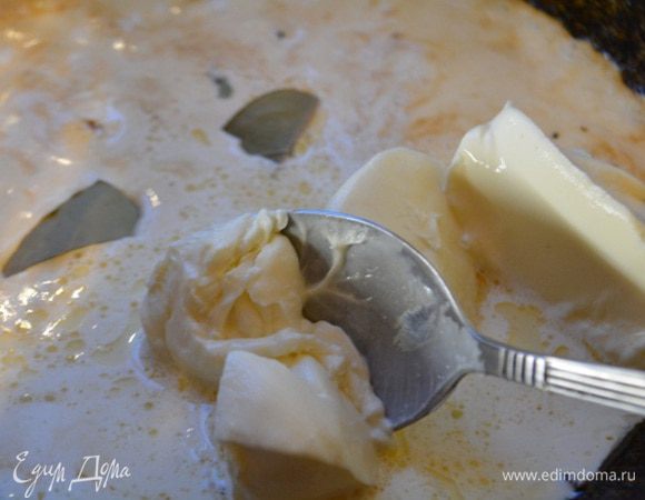 В сковороду, в которой жарились котлеты, вылить 100 г сливок ,добавить плавленный сыр и лавровый лист с мускатным орехом. Поставить на медленный огонь и помешивать до растворения сыра.