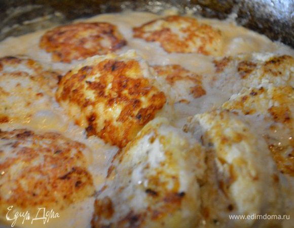 На соус выложить котлеты, закрыть крышкой и потомить на медленном огне 10 минут.