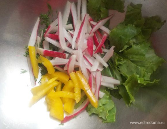 Порезать соломкой редис и перец.