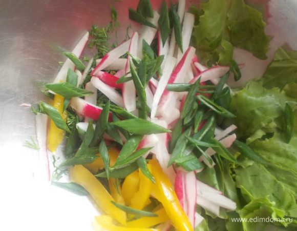 Зеленый лук порезать наискось, чтобы получились перышки.