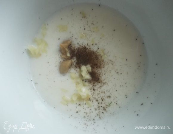 Приготовить заправку. Кефир смешать с чесноком, капелькой горчицы, перцем и солью.