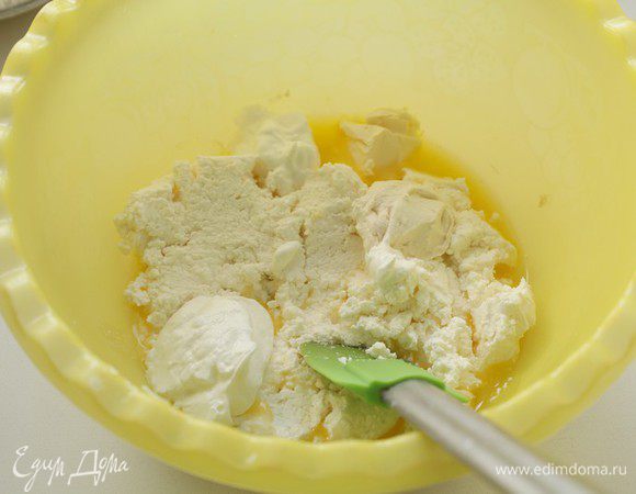 Творог (лучше взять мелкий и мягкий, или протрите его через сито), размягченное масло и сметану положите в чашку и хорошо разотрите ложкой, разминая все комочки.