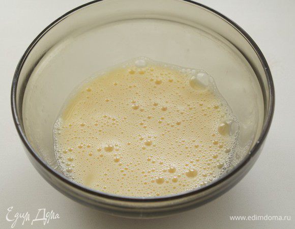 Яйца слегка взбейте с сахаром.