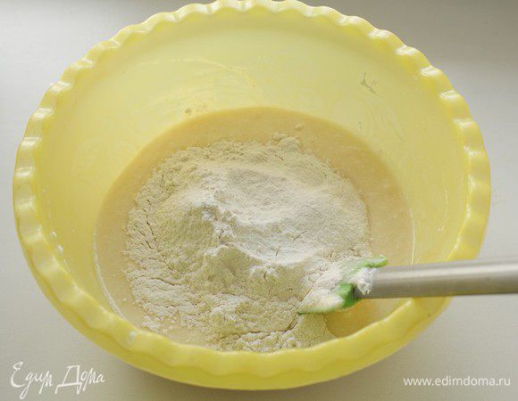 Смешайте яичную смесь и творожную, просейте муку, смешанную с разрыхлителем и ванильным сахаром.