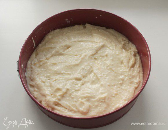 Затем выложите вторую половину теста.