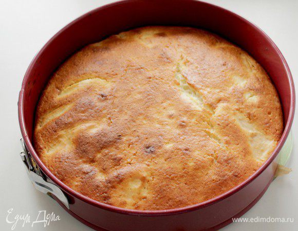 Разогрейте духовку до 200 градусов. Выпекайте пирог до золотистого цвета, примерно 35-40 минут.