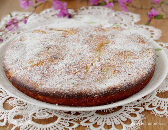 Остудите пирог в форме, затем перенесите на блюдо и посыпьте сахарной пудрой.