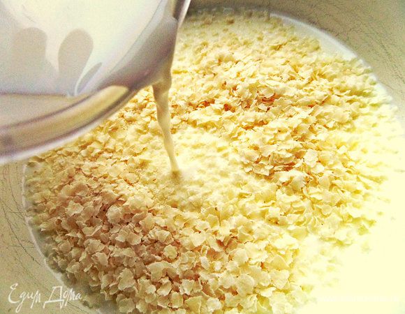 Заливаем хлопья молоком и варим на маленьком огне минут 10. Можно варить на кокосовом молоке, будет ещё вкуснее!