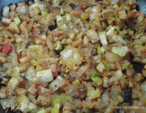 Все овощи обжарьте слегка на сковороде с 1 ст. ложкой растительного масла.	Посолите (не очень сильно, ведь вы будете использовать майоран, а он является природным заменителем соли), поперчите и добавьте тимьян, майоран, томатный сок или мелко нарезанные помидоры. Потушите еще 1 минутку.