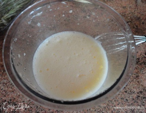 В это время взбейте яйца с щепоткой соли, добавив молоко. 