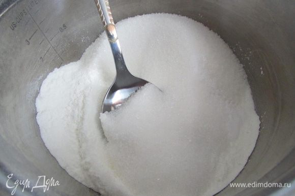 В сотейнике соединить сухое молоко, сахар и ванилин.
