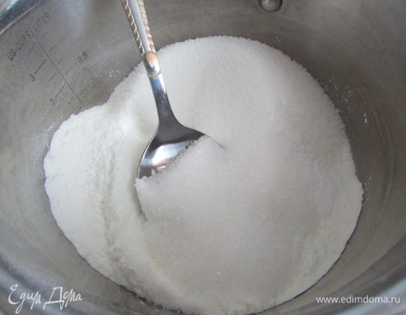 В сотейнике соединить сухое молоко, сахар и ванилин.