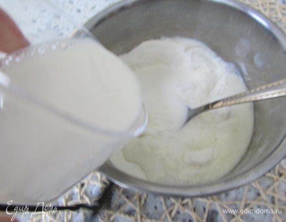 Тонкой струйкой влить 500 мл молока. Тщательно все перемешать.