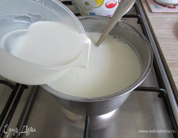 Молочную смесь поставить на медленный огонь и довести до кипения. Затем влить крахмал и сварить молочный кисель.