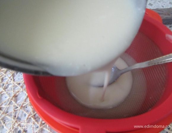 Горячий кисель перелить в миску через мелкое сито.