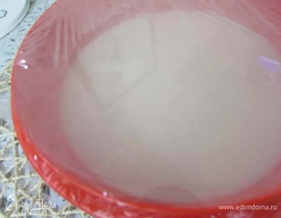 Остудить, накрыть пищевой пленкой и поставить в холодильник. Кисель должен быть холодным!