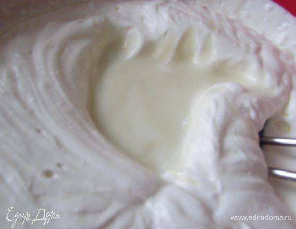 Смешать взбитые сливки с холодным молочным киселем. Всю массу разделить на две равные части. Одну из частей разделить в пропорции 1:3.