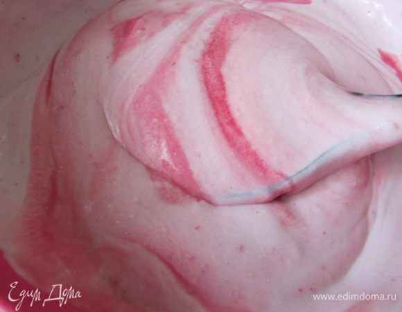 В другу часть влить малиновый сироп и хорошо перемешать.