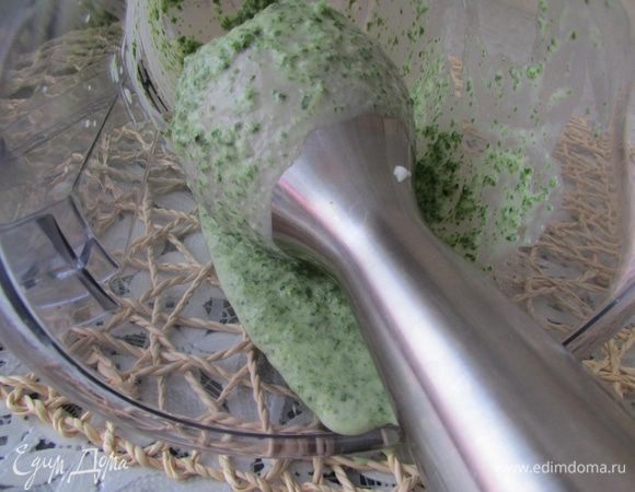 Затем отделить листья от стеблей, просушить их на бумажном полотенце. Листья выложить в чашу блендера, добавить 3 ст. л. мороженого и измельчить.