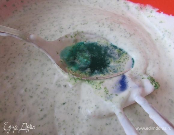 Смешать с остальной частью. Для более интенсивного цвета добавить мятный сироп. Все хорошо перемешать. Все три контейнера с мороженым поставить в морозильную камеру.