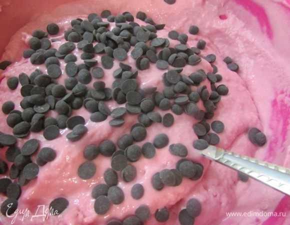 На последнем перемешивании в малиновое мороженое добавить шоколадные капли.