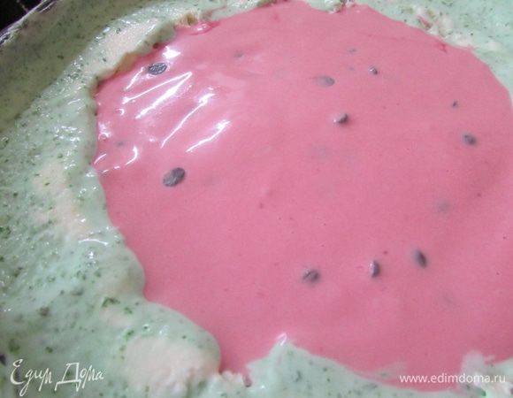 В серединку залить малиновое мороженое. Поставить в морозилку до полного застывания.