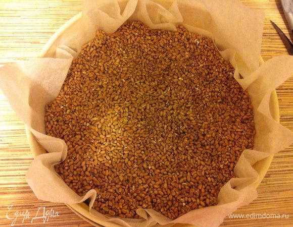 Застелить пергаментом, засыпать груз, выпекать 15-20 минут при 180С.