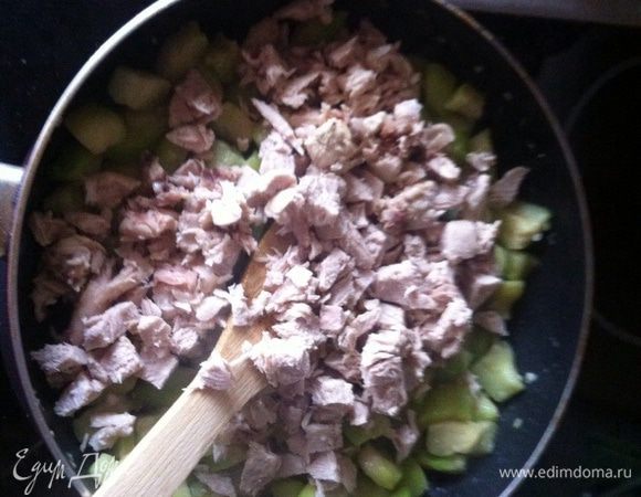 Филе отварить до готовности, заранее нарезать кубиком, добавить к кабачкам, добавить соль, перец по вкусу, протушить все вместе 1-2 минуты 