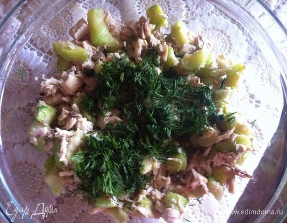 Переложить начинку в посуду, добавить мелко нарубленную зелень.