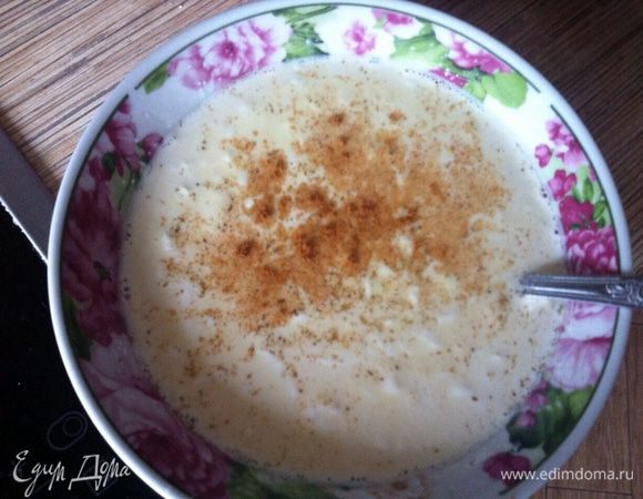 Для заливки яйца и белок слегка взбить, добавить сливки, сметану, соль, перец, мускатный орех, все соединить.