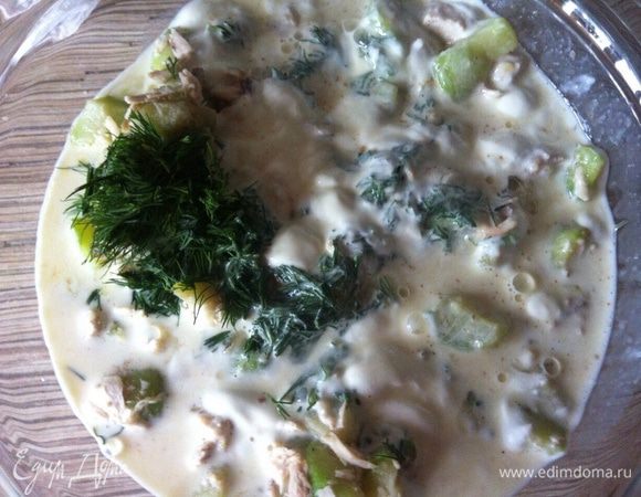 Добавить заливку в посуду с начинкой, перемешать.