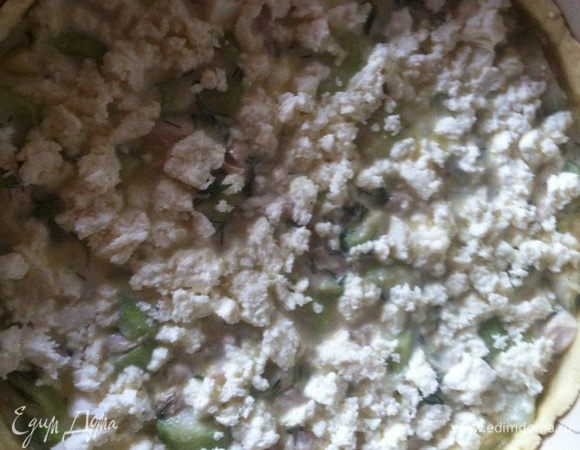 Форму с основой достать, удалить груз, выложить начинку, сверху раскрошить руками сыр, можно размять вилкой и выложить. Выпекать 35-40 минут при 180С. 