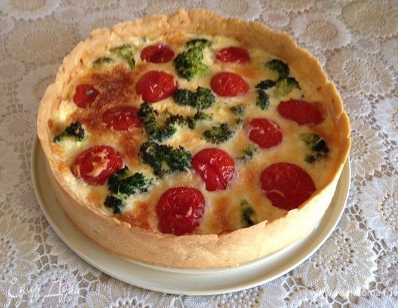 А это еще вариации с тем же тестом и заливкой: брокколи, помидоры, ветчина.