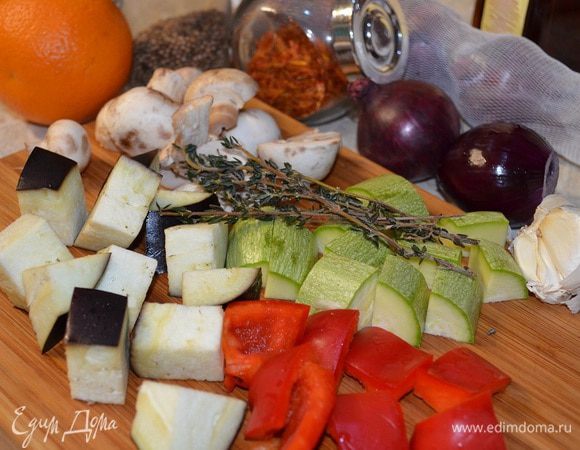 Нарезать овощи крупным кубиком.
Лук нарезать кубиком, притушить в оливковом масле на маленьком огне. Добавить раздавленный чеснок.