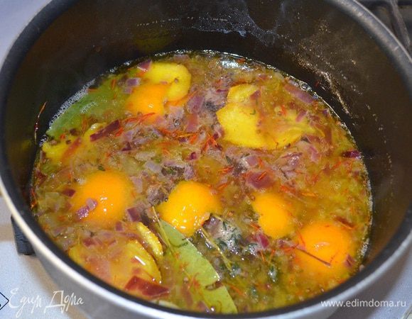 Добавить в к луку. Влить 200 мл воды, довести до кипения и прогревать 20 минут.
Положить овощи к маринаду и нагревать около 2-х минут.
