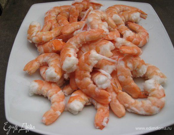 Почистить креветки, панцири и головы сохранить для рыбного бульона. Очищенные каракатицы нарезать (можно взять кальмары), у меня были уже очищенные и порезанные.